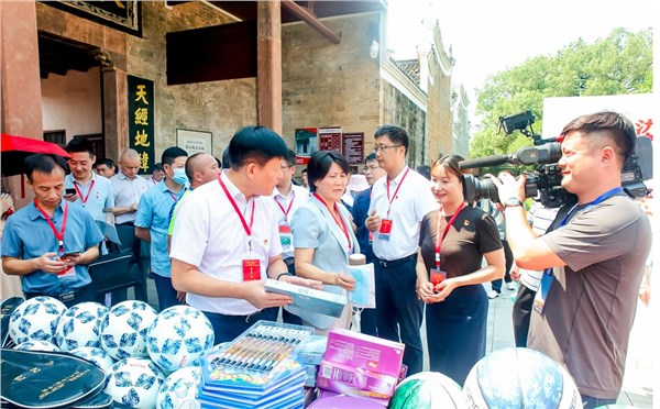 讀好書跟黨走 農(nóng)家書屋品經(jīng)典——天舟文化助力湖南省2021年“我的書屋?我的夢”啟動式暨“新時代鄉(xiāng)村閱讀季”示范活動